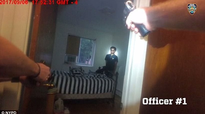 Σοκαριστικό βίντεο: Αστυνομικοί σκοτώνουν άνδρα που κρατούσε ψεύτικο όπλο και μαχαίρι